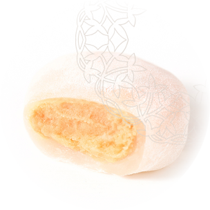 Mochi moelleux à moitié ouvert, révélant une garniture crémeuse à l'ananas, posé sur un fond clair pour mettre en valeur sa texture douce et sa couleur jaune pâle.