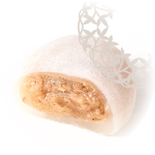 Mochi au caramel, coupé en deux, révélant un intérieur moelleux de caramel, posé sur un fond blanc.