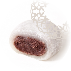 Vue rapprochée d'un mochi intact, avec une texture douce et poudreuse, rempli d'une pâte de haricot rouge sucrée et dense.