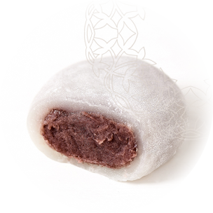 Mochi au kinako (farine de soja grillé) et haricot rouge, coupé en deux pour exposer une garniture douce et granuleuse, sur un fond blanc.