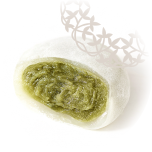 Mochi au matcha, coupé en deux pour révéler une garniture verte et crémeuse, posé sur un fond blanc.